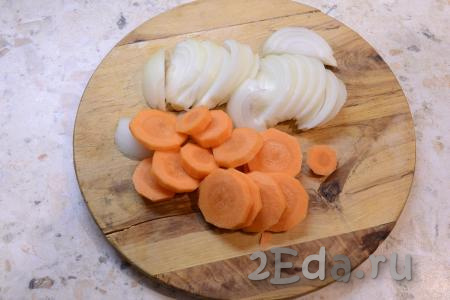 Лук репчатый и морковку очистить. Лук нарезать крупными полукольцами (или четвертинами), морковь - кружочками.