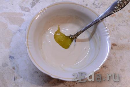 К смеси соевого соуса и сметаны добавить мёд (если он засахаренный, то предварительно мёд нужно растопить), тщательно перемешать, чтобы мёд растворился.