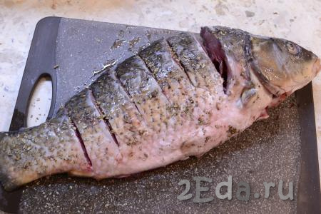 Натереть рыбку снаружи и внутри солью и специями (или травами) для рыбы.