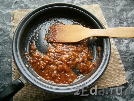Проварить соус из томатной пасты на слабом огне ещё пару минут, иногда помешивая. Соус получится достаточно густым.