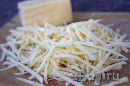 На тёрке желаемого размера натереть сыр.