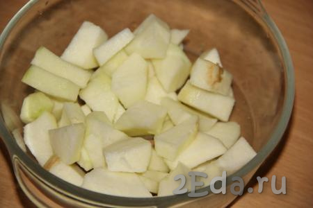 Яблоки очистить, нарезать на кусочки, поместить в микроволновку и запекать на максимальной мощности минут 7 (до мягкости).