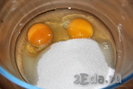 Соединить в миске 2 яйца и сахар.