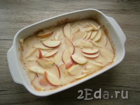 Вылить в форму тесто с яблоками.