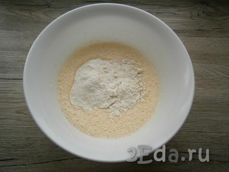 Яйца с солью взбить миксером до пены, затем, продолжая взбивать, постепенно всыпать сахар и ванильный сахар. Влить молоко, еще раз все взбить. Всыпать муку, взбить миксером до однородности.