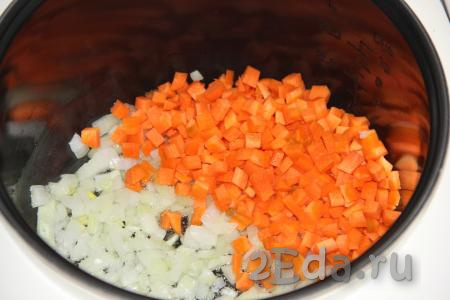 Обжарить лук, иногда помешивая, до прозрачности. Затем добавить очищенную и нарезанную на мелкие кубики морковь.