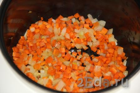 Обжарить морковку с луком в течение 5 минут, периодически перемешивая.
