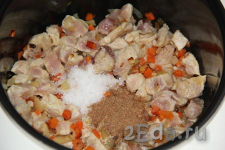 Обжарить, помешивая время от времени, свинину с овощами в течение 5-7 минут, затем добавить специи и соль, перемешать.