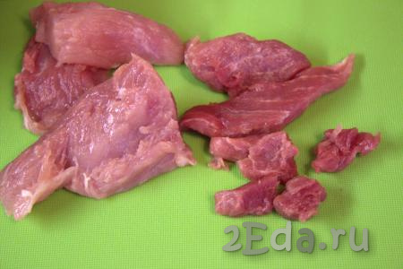 Мякоть свинины и говядины хорошо промыть, обсушить на бумажном полотенце (у меня соотношение свинины и говядины 50 на 50, но можно готовить и из свинины с курятиной или только из свинины). Острым ножом нарезать мясо на мелкие кусочки размером, примерно, 1,5 на 1,5 сантиметра (можно нарезать мясо и чуть меньше).