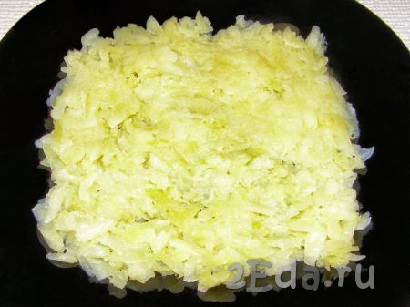 Картофель и морковь отвариваем, не очищая от кожуры, до готовности (обычно картошка с морковкой варятся 20-25 с момента начала кипения воды), затем даём остыть. Очищаем отваренные овощи от кожуры. Натираем варёный картофель на крупной тёрке (можно размять картошку в пюре) и выкладываем половину картошки первым слоем на плоскую тарелку.