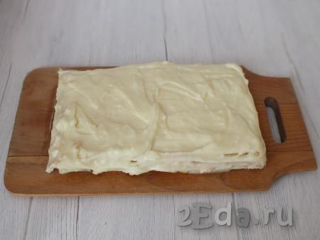 Закончите сборку торта. Верхний корж из лаваша и бока смажьте обильно заварным кремом.