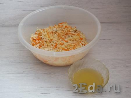 В миску с капустой и морковью добавьте смесь воды и мёда, перемешайте.