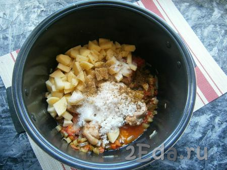 Перемешать и добавить картофель, нарезанный кубиками, а также промытый рис, соль, чёрный молотый перец и специи.