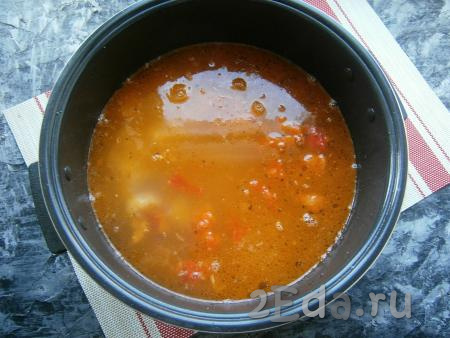 Влить 2,5 литра горячей воды, выставить режим "Суп" на 1 час и закрыть крышку мультиварки.