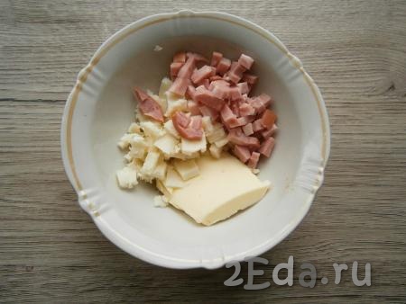 Колбасу нарезать кубиками. К нарезанной колбасе выложить 50 грамм сыра (если сыр твёрдых сортов - его нужно натереть на терке, если сыр мягкий - нарезать кубиками), добавить размягченное сливочное масло, хорошо перемешать.