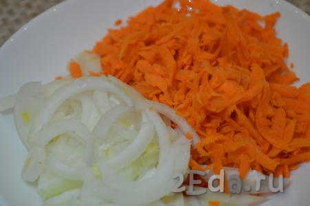 Почистить лук и нарезать на тонкие перья. Почистить морковь, а затем натереть на крупной тёрке.