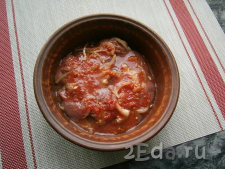 Томатный соус развести небольшим количеством воды и залить этой смесью печёнку. Можно использовать и томатную пасту, разведённую таким же количеством воды.