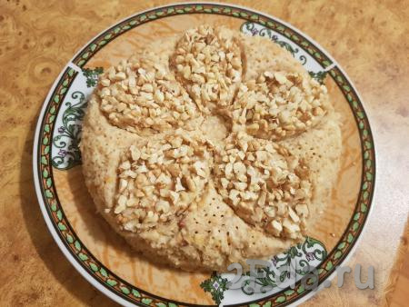 Заполнить контур цветка кусочками грецких орехов. На той части торта, которая не посыпана грецкими орехами, зубочисткой сделать небольшие отверстия (как на фото).