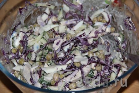 Перемешать салат из краснокочанной капусты.