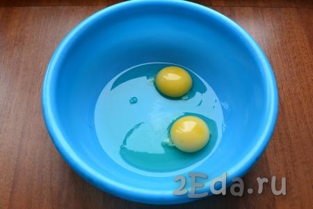 В миску разбить яйца, добавить щепотку соли.