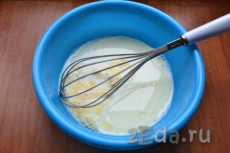 Яйца хорошенько взбить венчиком, влить молоко, растительное масло и всыпать ванильный сахар, еще раз взбить венчиком.