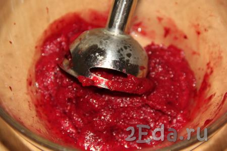 Для приготовления заварного крема можно использовать свежие ягоды или замороженные, предварительно разморозив их и слив лишнюю жидкость. Ягоды выложить в миску и пюрировать с помощью погружного блендера.
