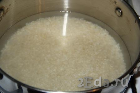 Выложить промытый рис в кастрюлю, влить холодную воду (на 100 грамм риса нужно 200 мл воды), поставить на огонь, довести до кипения. После закипания воды уменьшить до минимума огонь, кастрюлю накрыть крышкой. Варить рис до полного испарения жидкости (минут 15-20). Как только вода испарится, убрать кастрюлю с огня, добавить в рис уксус и перемешать лопаткой. Накрыть кастрюлю полотенцем и остудить рис.