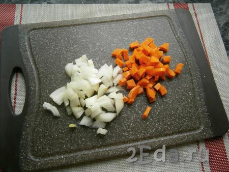 Лук, чеснок и морковь очистить, удалить плодоножку с семенами из болгарского перца. Нарезать морковь с луком небольшими кубиками.