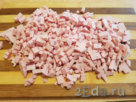 На мелкие кубики нужно нарезать и варёную колбасу.
