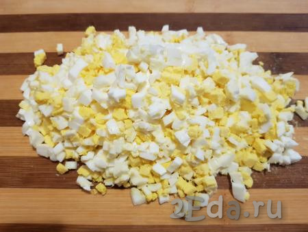 Яйца отварить в течение минут 10 с начала кипения воды. Когда варёные яйца остынут, их нужно очистить и нарезать на мелкие кубики.