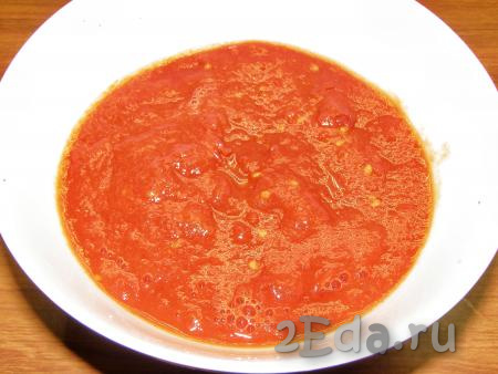 Помидоры в собственном соку (или свежие помидоры, очищенные от кожуры) измельчаем блендером в течение 1-2 минут.
