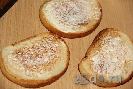 Кусочки белого хлеба намазать с двух сторон сливочным маслом.