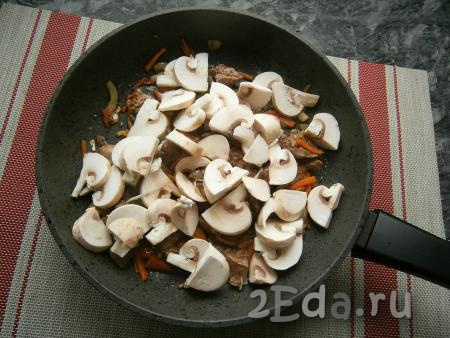 Перемешать и обжарить печёнку вместе с овощами минут 5, иногда перемешивая. Затем добавить в сковороду нарезанные пластинами шампиньоны.