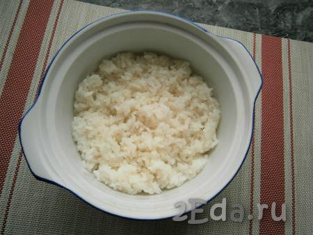 В небольшую форму (у меня круглая кастрюлька диаметром 17 см и высотой 8 см), смазанную растительным маслом, выложить сваренный рис.