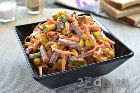 Салат с копчёной колбасой, корейской морковью и кукурузой