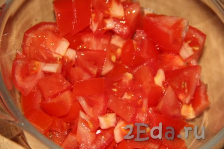 3 крупных помидора вымыть и нарезать на кубики среднего размера. 