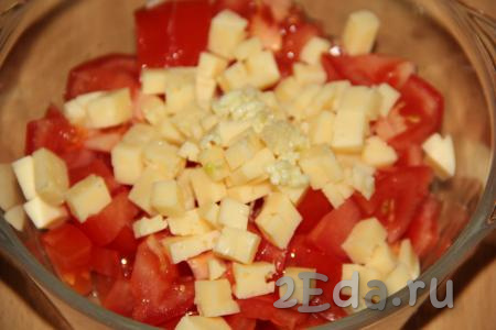 Почистить чеснок, пропустить через пресс и добавить в салат из помидоров и сыра.