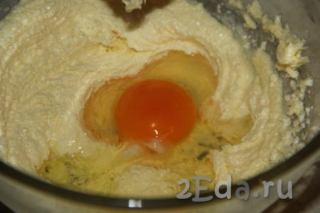 В смесь масла и сахара добавить одно яйцо, взбить  в течение 1-2 минут с помощью миксера. 