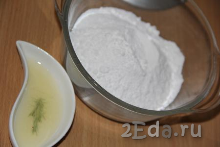 Для того чтобы приготовить глазурь, нужно выложить сахарную пудру в тарелку и, постоянно перемешивая ложкой, постепенно влить лимонный сок.