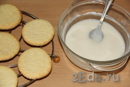 Глазурь для пасхального печенья должна получиться не очень жидкой, поэтому вливайте лимонный сок небольшими порциями.