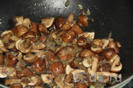 Обжарить грибы с луком в течение 10 минут, не забывая иногда перемешивать.