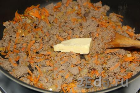 Перемешать печёнку с морковкой и луком, всыпать специи и соль, снова перемешать. Добавить кусочек сливочного масла и ещё раз перемешать.
