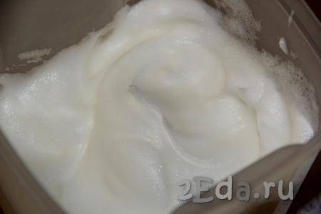 В отдельную ёмкость влить 3 яичных белка, добавить щепотку соли. Белки взбить миксером до стойких пиков.