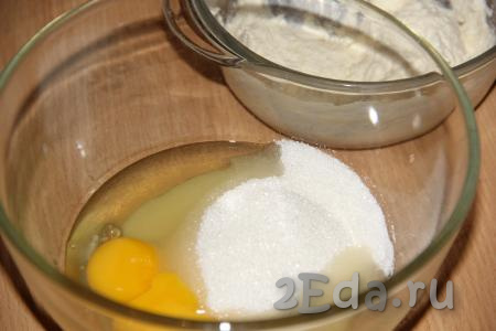 Яйца соединить с сахаром и ванилином. 