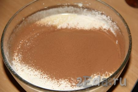 Всыпать просеянное какао и снова тесто перемешать лопаткой.