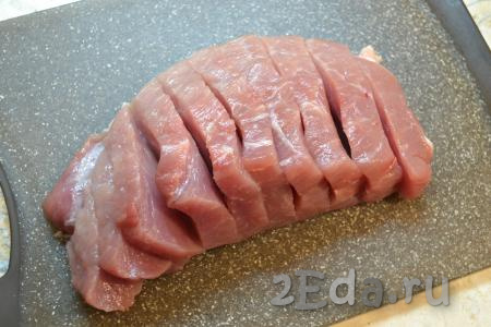 Вымыть и обсушить кусок свинины. На мясе сделать глубокие надрезы на расстоянии около 1 см, но не прорезая свинину до конца (как на фото).