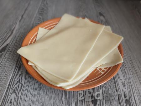 По истечении времени слейте воду, переложите отваренные листы для лазаньи на блюдо (или широкую тарелку). Так как они варились в воде с добавлением масла, между собой листы не слипнутся.