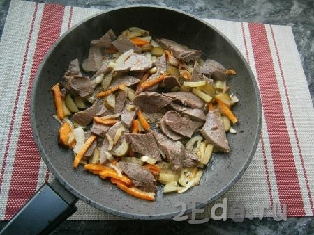 Содержимое сковороды немного посолить, поперчить. Обжаривать свиное сердце с овощами на среднем огне, иногда перемешивая, около 5 минут.