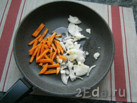Почистить морковку и лук. Лук нарезать произвольно, морковку - брусочками (или соломкой), поместить в сковороду с растительным маслом.