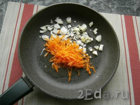 Сковороду разогреть с растительным маслом, выложить в неё 0,5 луковицы, нарезанной на небольшие кусочки, и натёртую на крупной тёрке морковь.